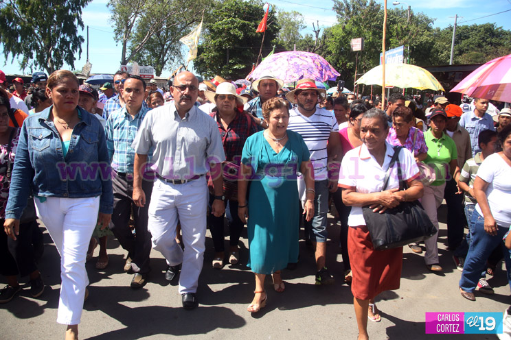 Familias acompañan a la Virgen del Hato en su recorrido por El Viejo