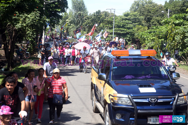 Familias acompañan a la Virgen del Hato en su recorrido por El Viejo