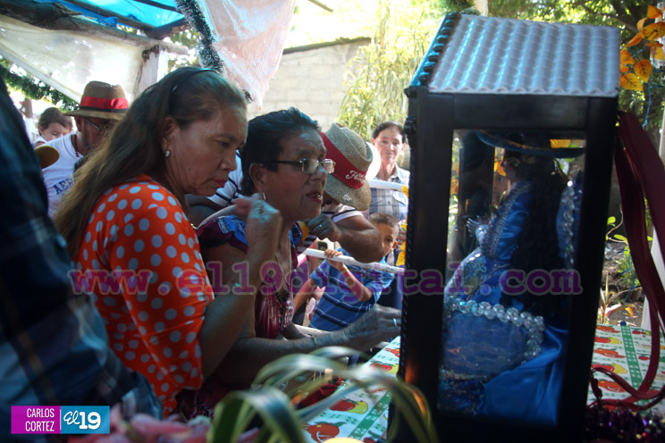 Familias acompañan a la Virgen del Hato en su recorrido por El Viejo