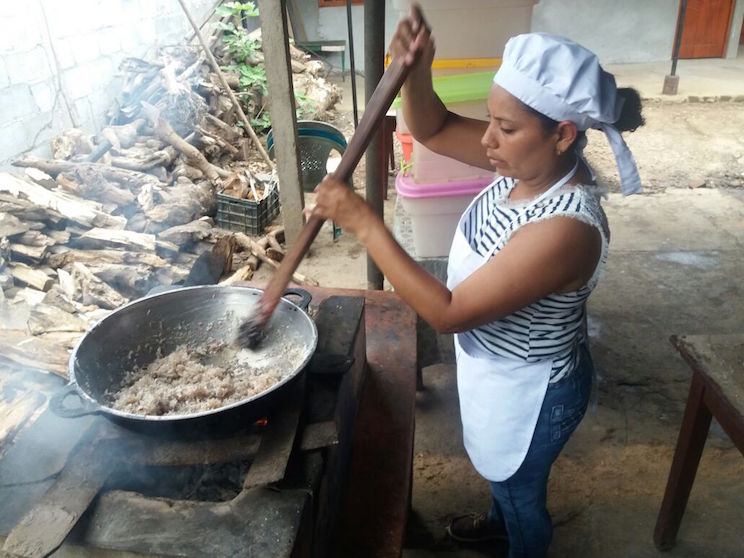 Familia Rivense prepara las Mejores Cajetas