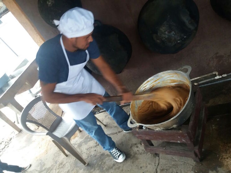 Familia Rivense prepara las Mejores Cajetas