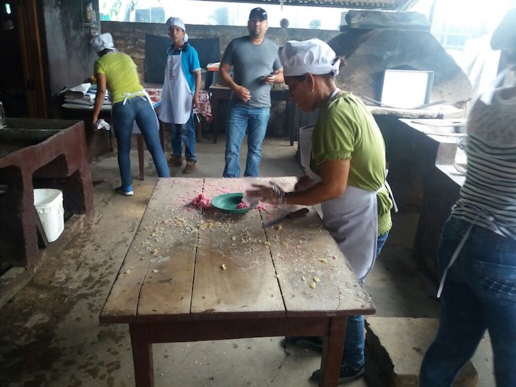 Familia Rivense prepara las Mejores Cajetas
