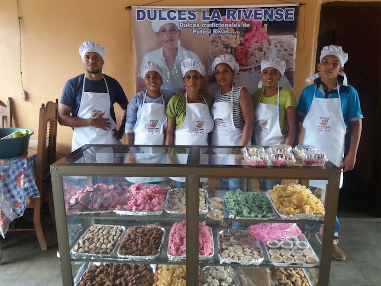 Familia Rivense prepara las Mejores Cajetas