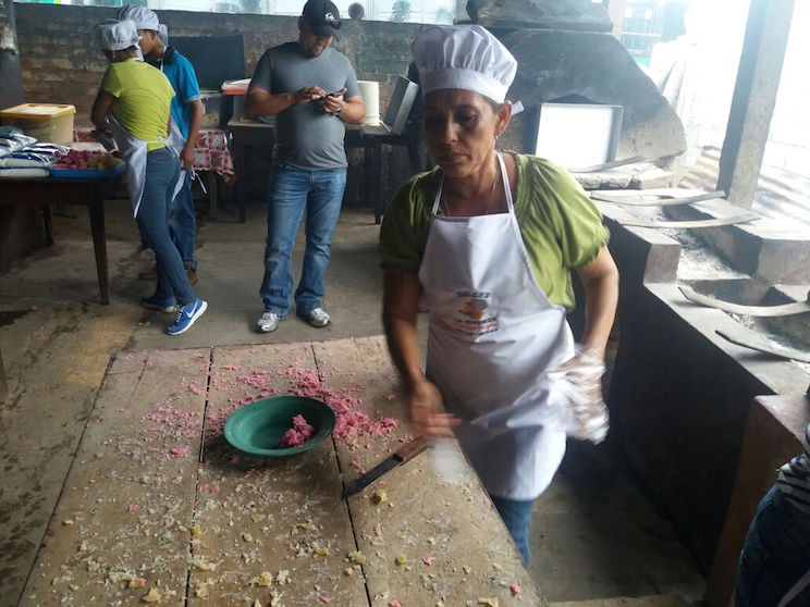 Familia Rivense prepara las Mejores Cajetas