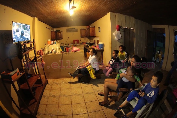 Pobladores de San Juan de Nicaragua atentos a la comunicación del Presidente Daniel