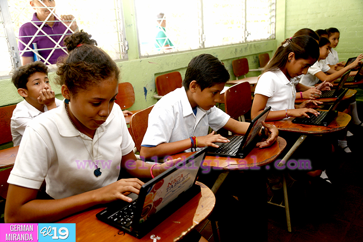 Evalúa implementación y posible apoyo al programa Embajador de Taiwán visita aulas digitales del Colegio Experimental México