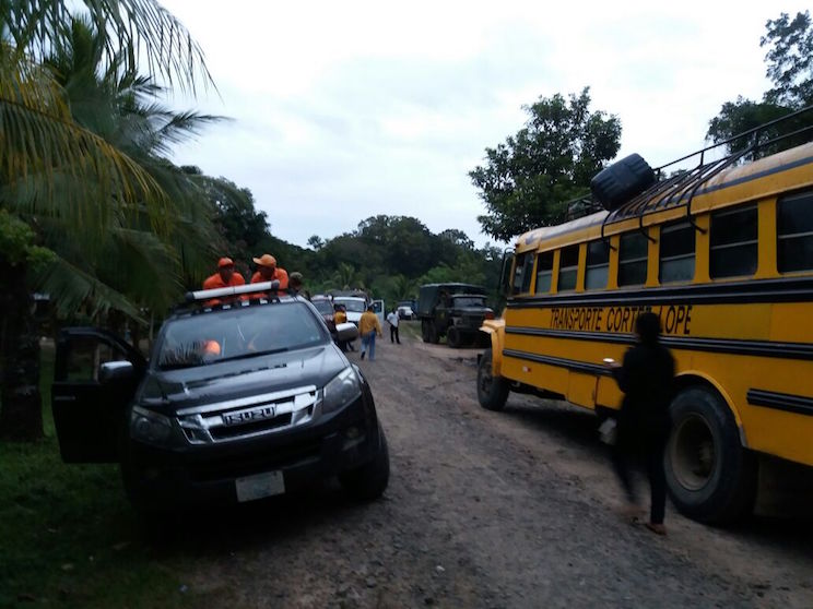Evacuan comunidades en Cárdenas Rivas por llegada de Otto