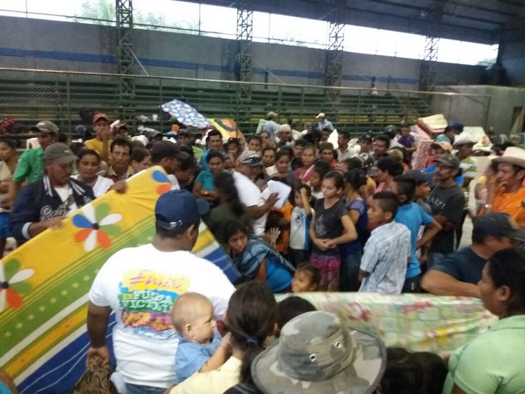 Juventud Sandinista Entrega Frazadas y Colchonetas a Evacuados en Cárdenas
