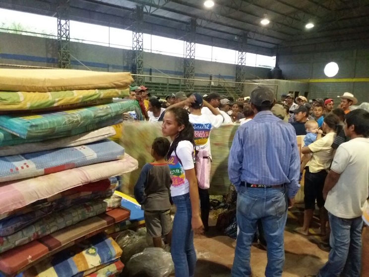 Juventud Sandinista Entrega Frazadas y Colchonetas a Evacuados en Cárdenas