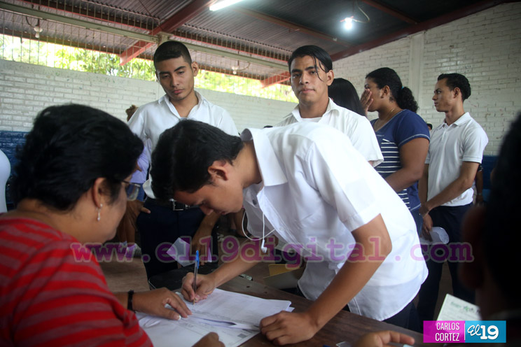 Bachilleres de Managua reciben bono de promoción