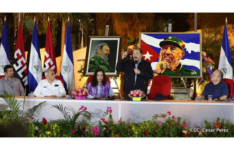 Comandante Daniel y Compañera Rosario rinden honores a Fidel en la Plaza de la Revolución