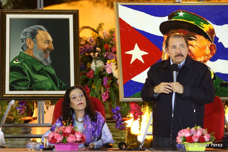 Comandante Daniel y Compañera Rosario rinden honores a Fidel en la Plaza de la Revolución