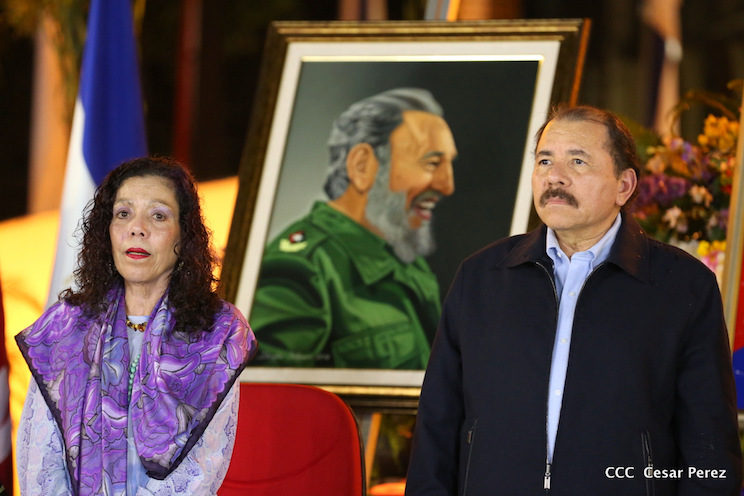 Comandante Daniel y Compañera Rosario rinden honores a Fidel en la Plaza de la Revolución