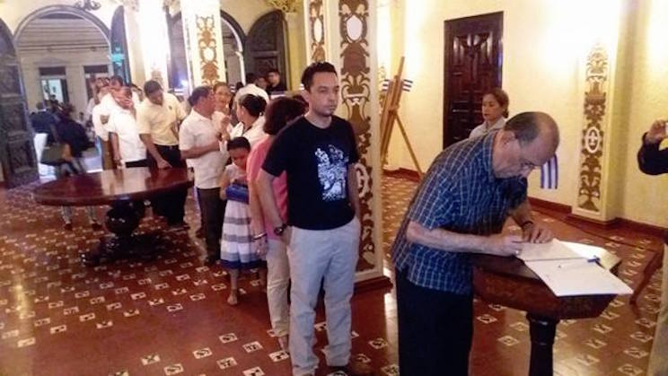 Leoneses rinden homenaje a Fidel