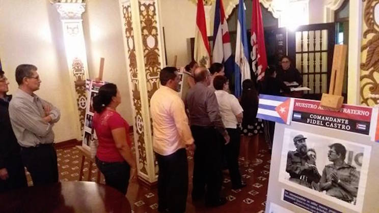 Leoneses rinden homenaje a Fidel