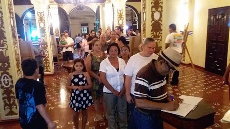 Leoneses rinden homenaje a Fidel