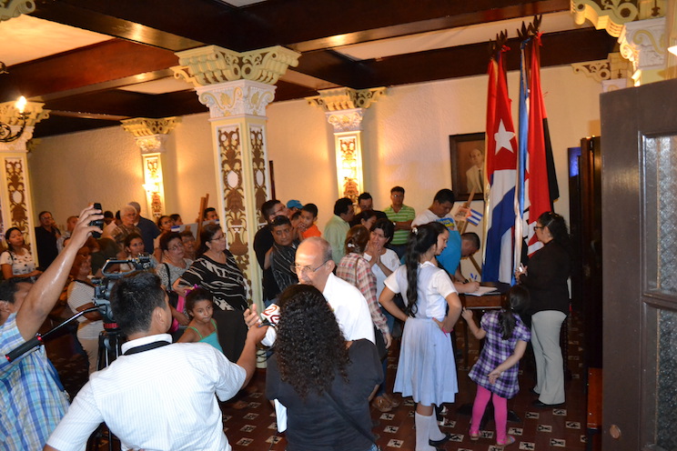 Leoneses rinden homenaje a Fidel