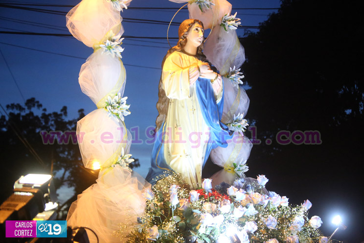 Familias participan en rezo y procesión en honor a la Concepción de María