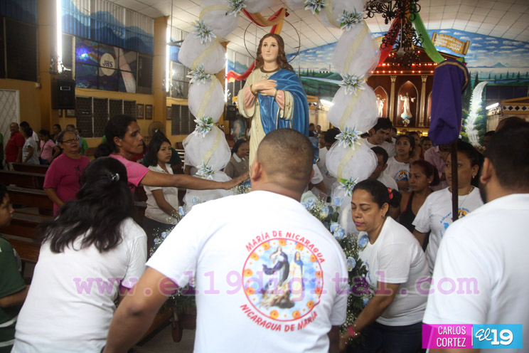 Familias participan en rezo y procesión en honor a la Concepción de María