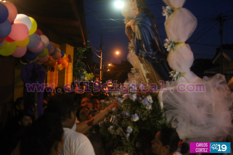 Familias participan en rezo y procesión en honor a la Concepción de María