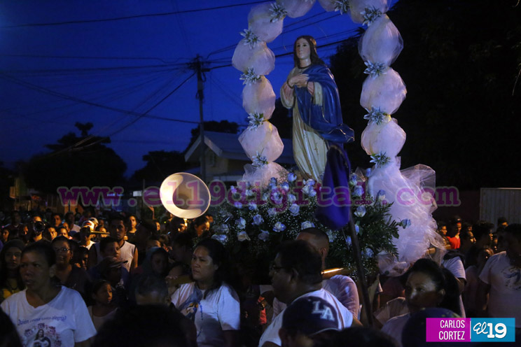 Familias participan en rezo y procesión en honor a la Concepción de María