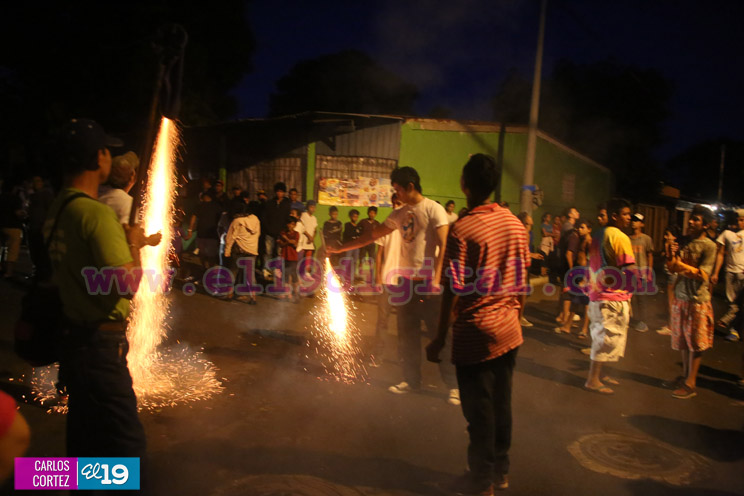 Familias participan en rezo y procesión en honor a la Concepción de María