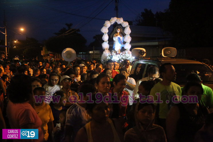 Familias participan en rezo y procesión en honor a la Concepción de María