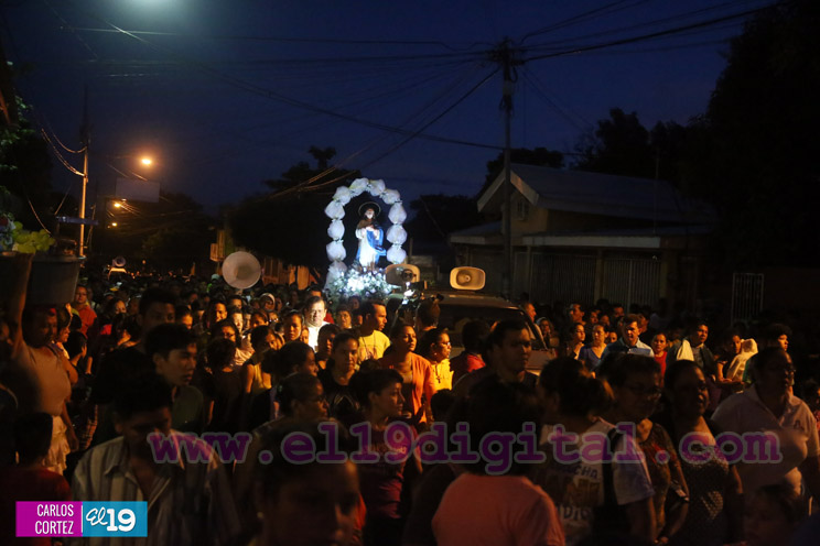 Familias participan en rezo y procesión en honor a la Concepción de María