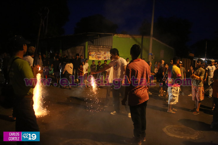 Familias participan en rezo y procesión en honor a la Concepción de María