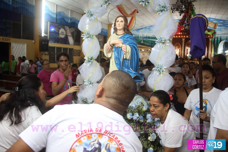 Familias participan en rezo y procesión en honor a la Concepción de María