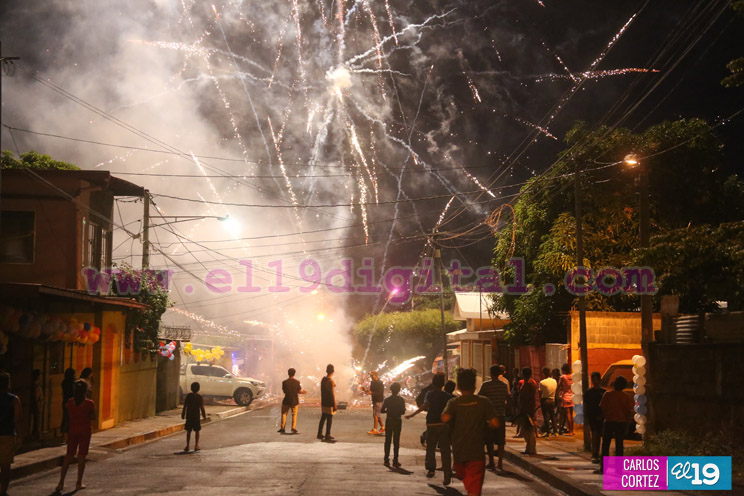 Familias participan en rezo y procesión en honor a la Concepción de María