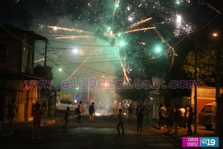 Familias participan en rezo y procesión en honor a la Concepción de María