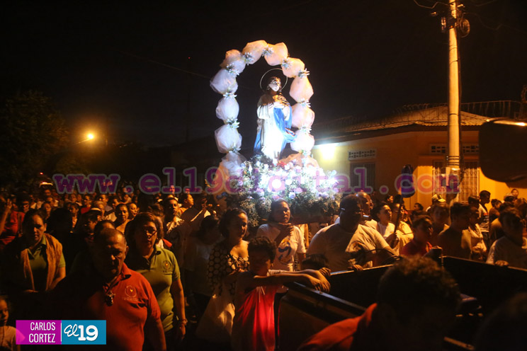 Familias participan en rezo y procesión en honor a la Concepción de María