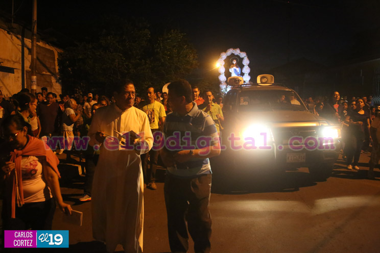 Familias participan en rezo y procesión en honor a la Concepción de María