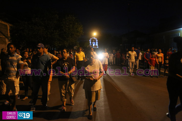 Familias participan en rezo y procesión en honor a la Concepción de María