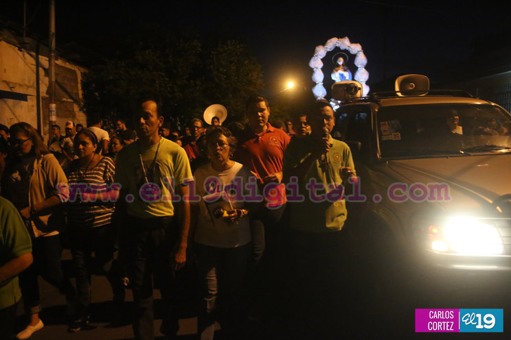 Familias participan en rezo y procesión en honor a la Concepción de María