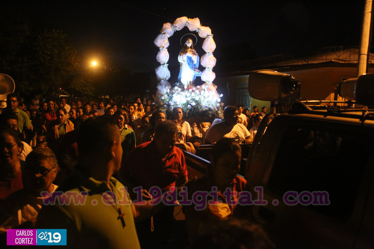 Familias participan en rezo y procesión en honor a la Concepción de María