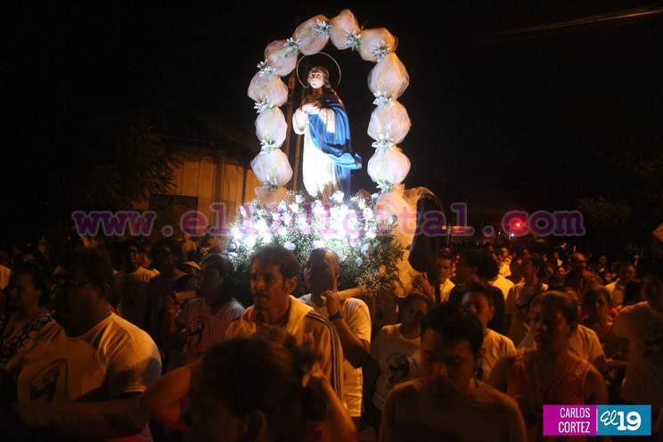 Familias participan en rezo y procesión en honor a la Concepción de María