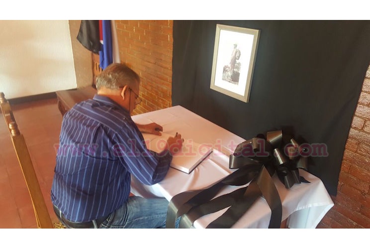 Abren libro de condolencias en la Embajada de Cuba 