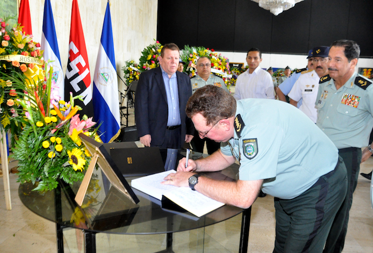Ejército de Nicaragua firma Libro de Condolencias por el Comandante Fidel