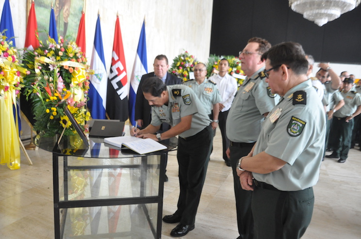 Ejército de Nicaragua firma Libro de Condolencias por el Comandante Fidel