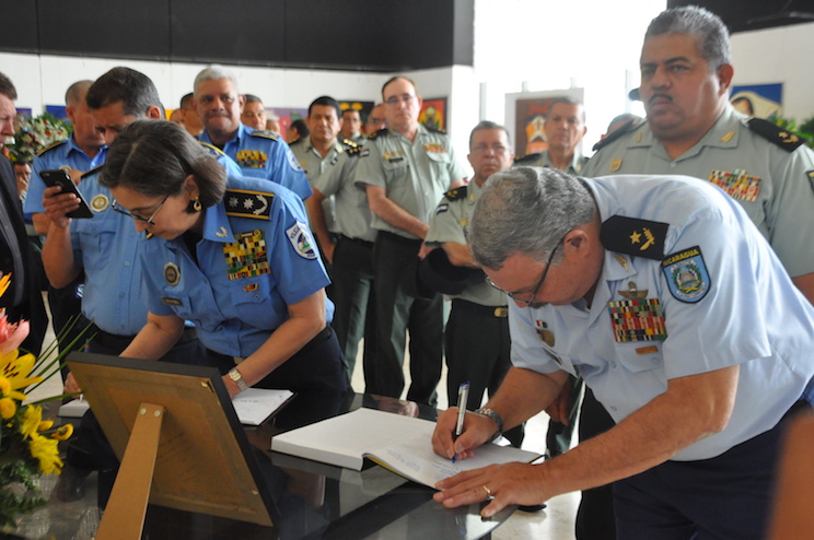 Ejército de Nicaragua firma Libro de Condolencias por el Comandante Fidel