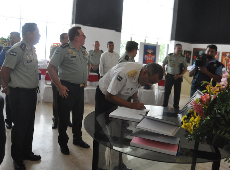 Ejército de Nicaragua firma Libro de Condolencias por el Comandante Fidel