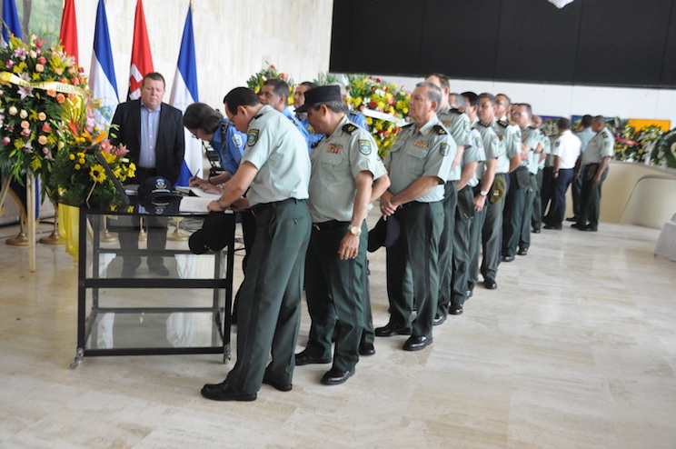 Ejército de Nicaragua firma Libro de Condolencias por el Comandante Fidel