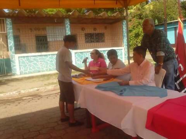 Bachilleres de Carazo reciben Bono Complementario de Promoción