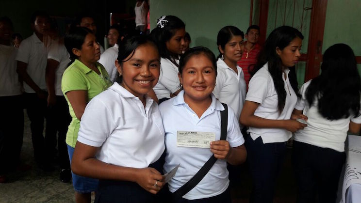 Gobierno Sandinista entrega bonos de promoción a Bachilleres de Masaya