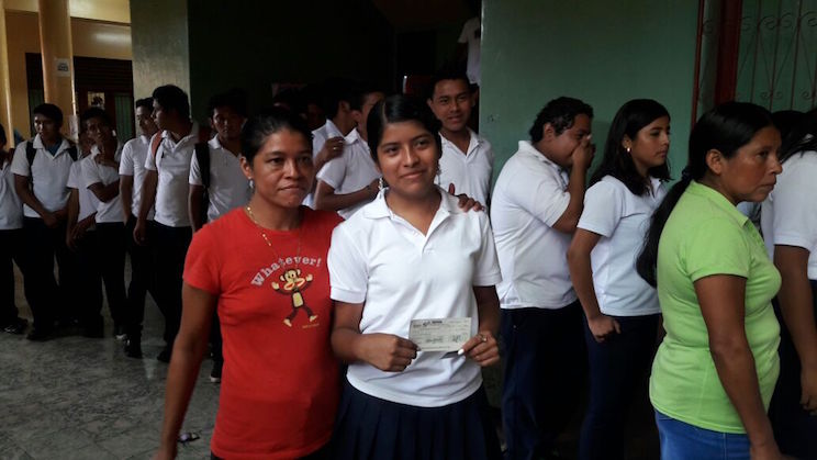 Gobierno Sandinista entrega bonos de promoción a Bachilleres de Masaya