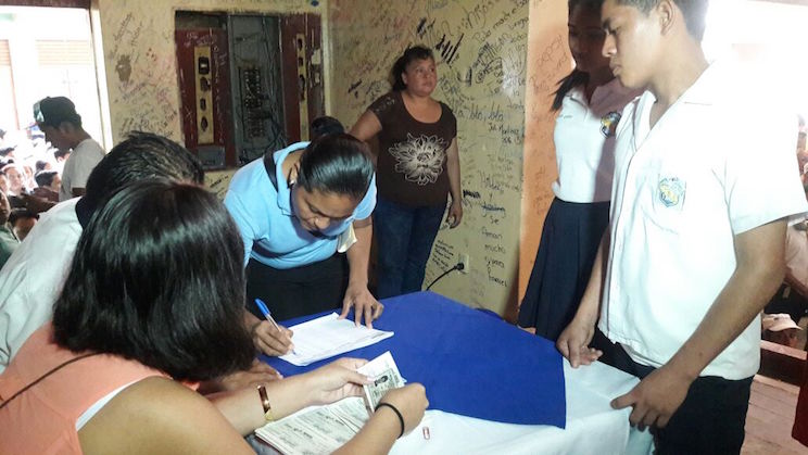 Gobierno Sandinista entrega bonos de promoción a Bachilleres de Masaya