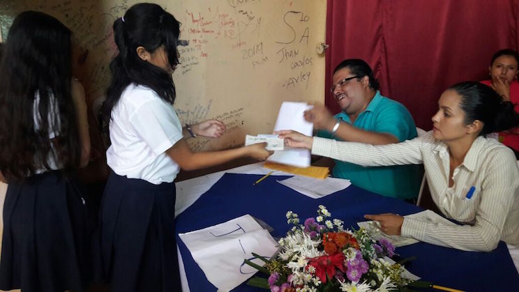 Gobierno Sandinista entrega bonos de promoción a Bachilleres de Masaya
