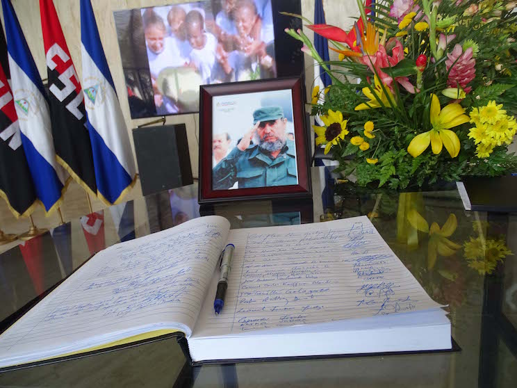 Policía Nacional firma Libro de Condolencias por el Comandante Fidel Castro